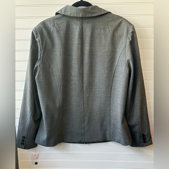 Dress Barn gray suit jacket. Size 1X - Picture 2 of 9